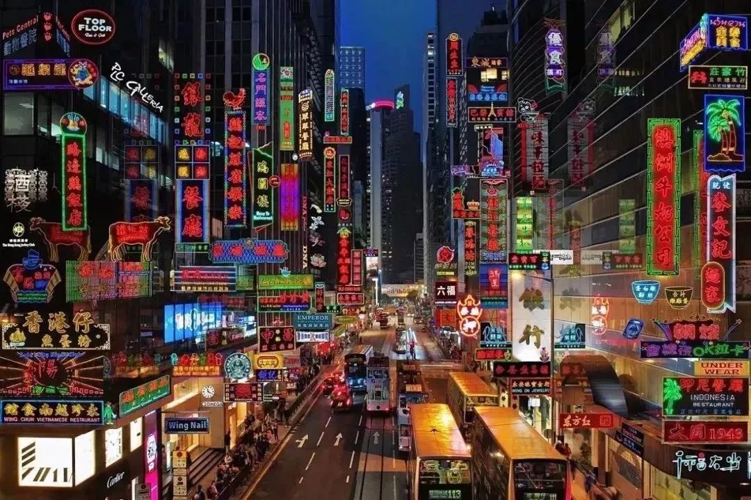 霓虹灯填充了香港的夜景