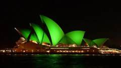 悉尼歌剧院庆祝碳排放提前五年实现平衡，“白帆”被绿光点亮