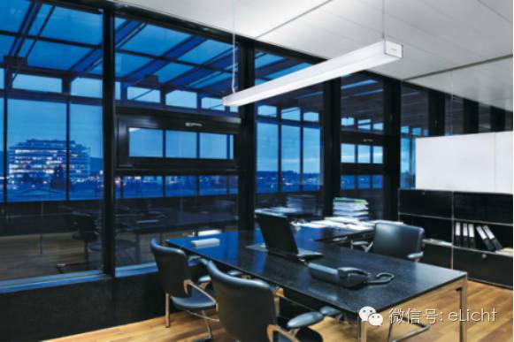 图:在办公室中使用能够360°发光的悬吊灯图:办公室照明中的落地灯图