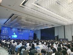 谁在说要有光？