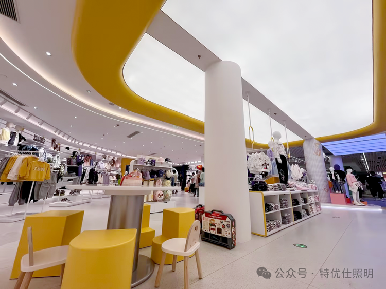 森马集团品牌集合店：光影与时尚的完美交响！