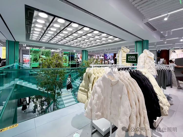 森马集团品牌集合店：光影与时尚的完美交响！