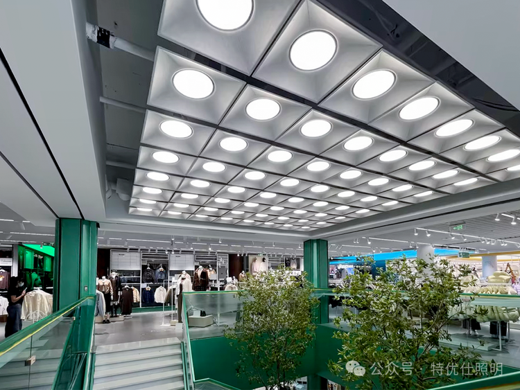 森马集团品牌集合店：光影与时尚的完美交响！